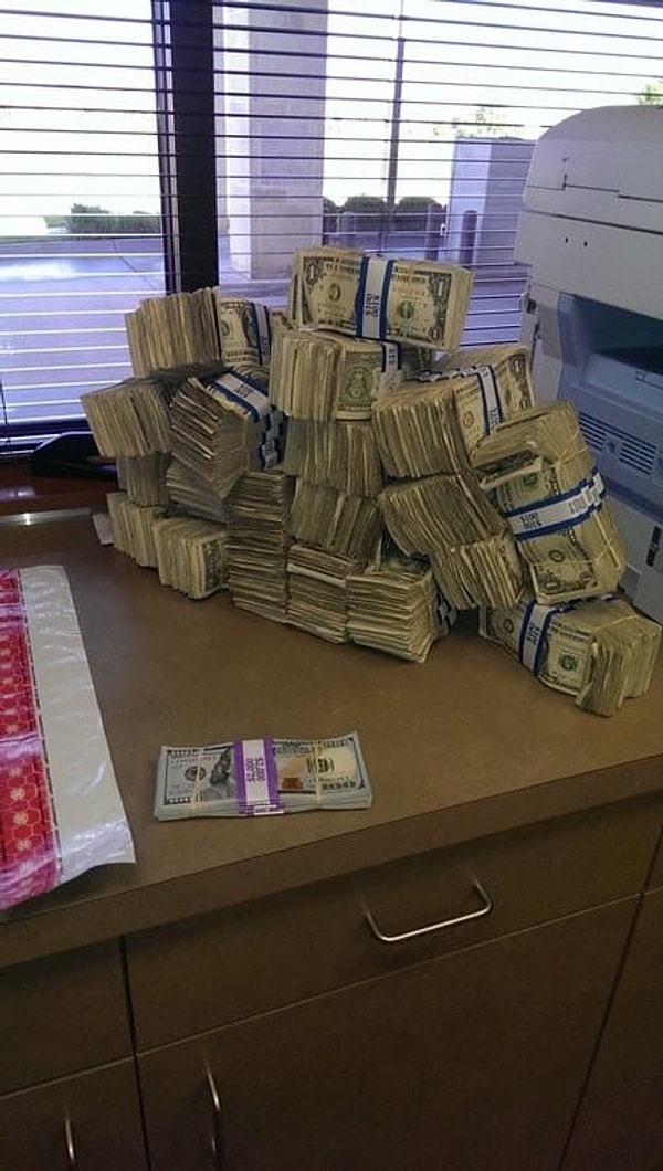 8. Десять тысяч по 1 доллару и по купюре в 100 долларов