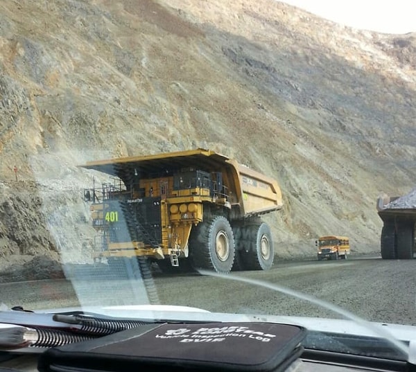 10. Это сравнение самосвала со школьным автобусом позволит вам понять, насколько они велики