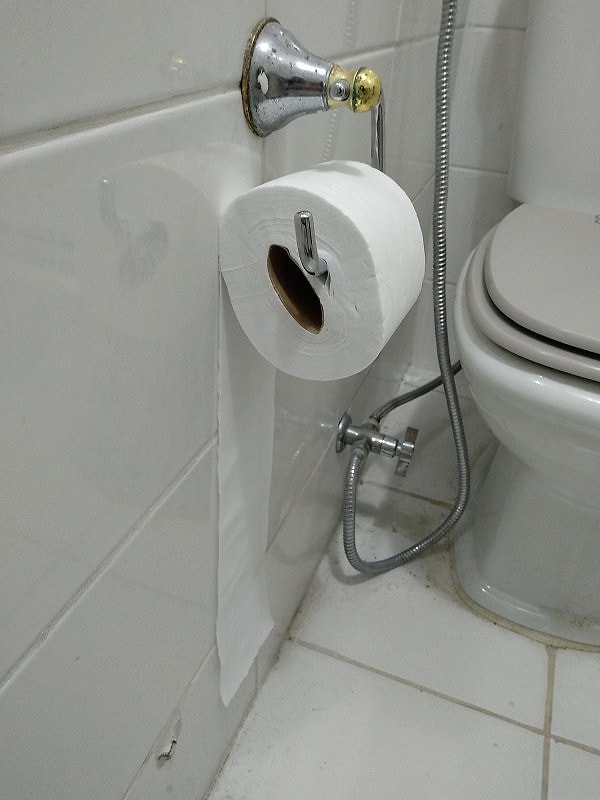 1. Ведь есть же специальное отверстие для этого!