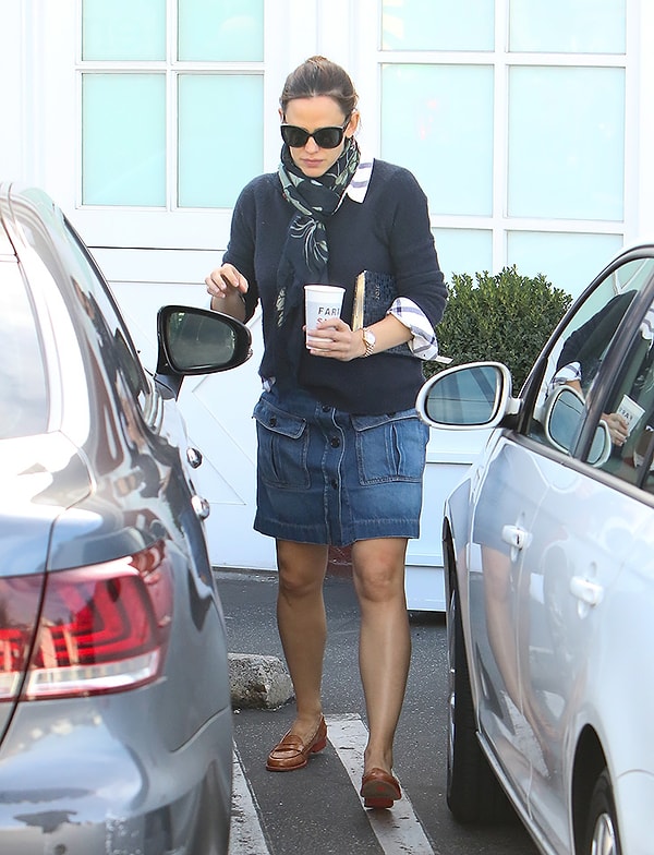 11. Снова Дженнифер Гарнер и образ домохозяйки в бесформенной юбке.