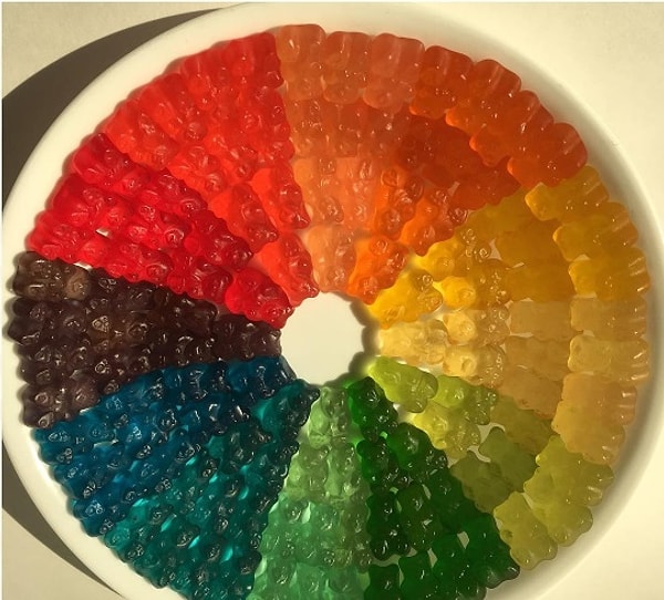 6. На самом деле, Адам не любитель порядка в доме и любит разбрасывать вещи.