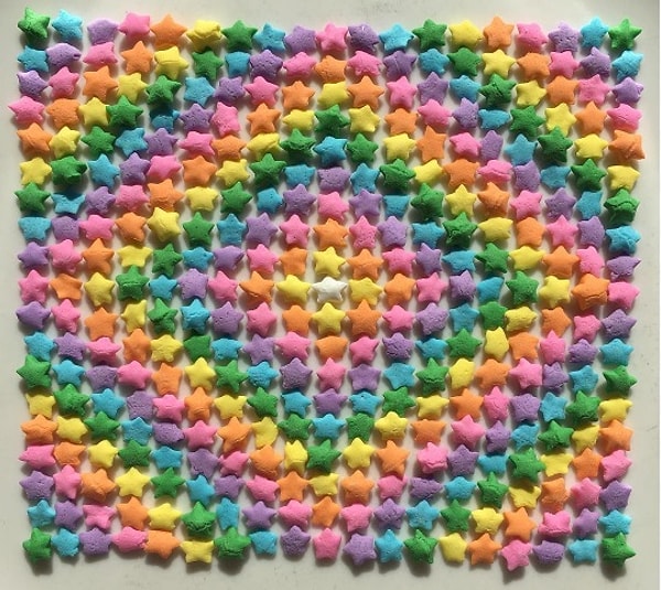 8. Теперь, используя очень простые предметы, начиная от фруктовых желе и заканчивая прищепками, Адам выкладывает их с определенной последовательностью и получает невероятно приятный глазу результат!