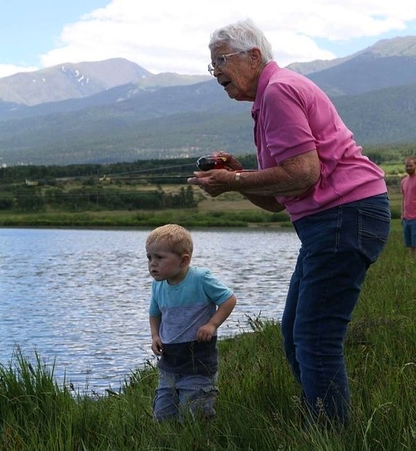 4. 89 yaşındaki babaanne ile 3 yaşındaki çocuk ilk balıklarını beraber tutarken.