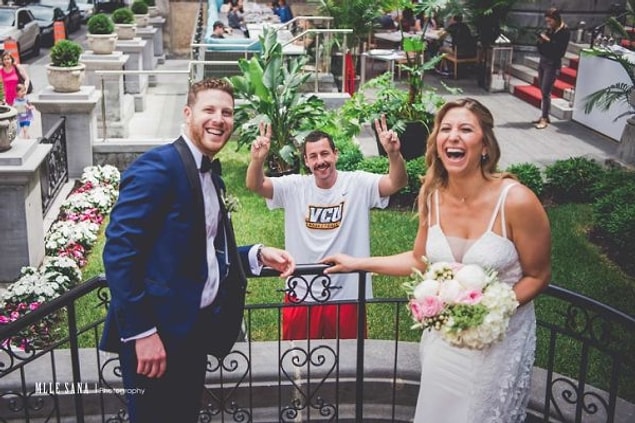 9. Adam Sandler düğün fotoğrafının davetsiz misafiri olursa!
