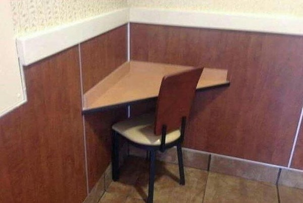 10. Стол "Вы все меня задолбали"