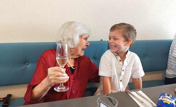 10. 102. doğum gününü torunun 4 yaşındaki çocuğu ile kutlayan büyükanne.