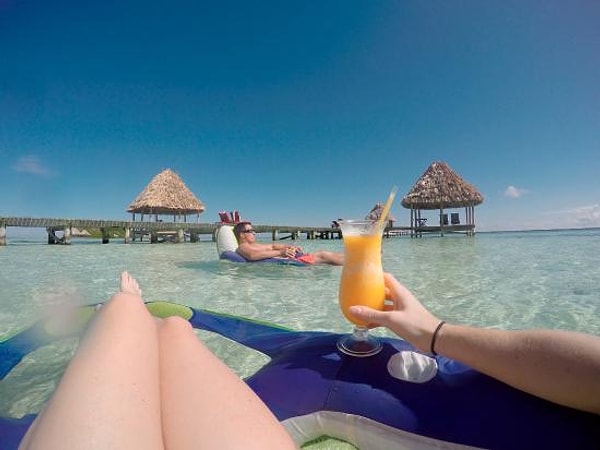 Поскольку семьи с детьми не могут въехать на остров, Коко Плам привлекает в основном бездетных пар .