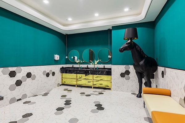 Компания, специализирующаяся на натуральных продуктах, избегая строгих конструкций, использует смелые цвета и линии.