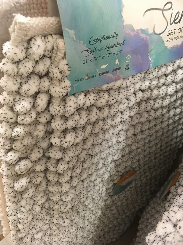 1. Такое чувство, что в этом коврике обитает куча всяких насекомых...