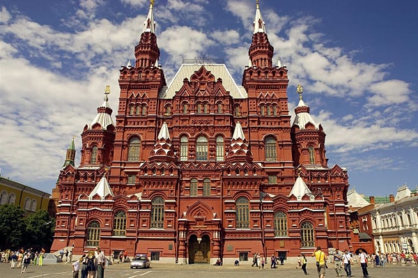 2. Это исторический музей на Красной площади в Москве. Когда он был построен?