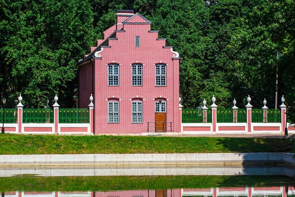 6. Какой материал был использован для строительства усадьбы Кусково (восток Москвы)?