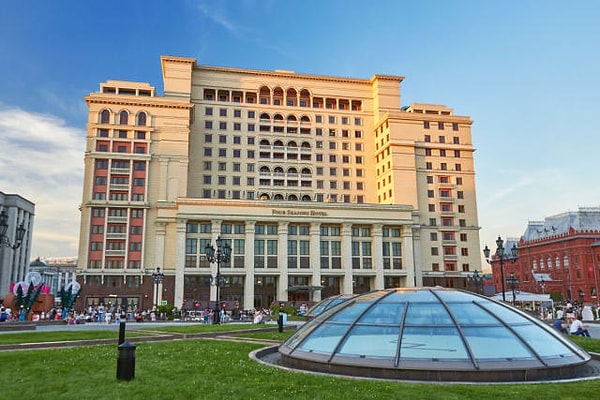 10. Это отель Four Seasons в Москве (ранее гостиница "Москва") в стиле сталинского ампира. Когда он был построен?