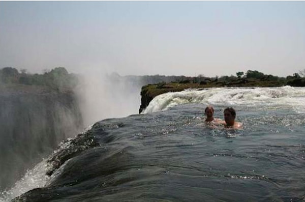 23. Осмелились бы так поплавать?