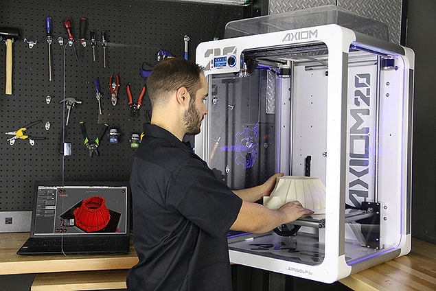 3. 3D baskı teknolojisinin en büyük avantajlarından biri de uzay araştırmalarına oldu. Eskiden Uluslararası Uzay İstasyonu’na bir şey gönderilmek istendiğinde kargo işlemleri zor ve zahmetliydi. Artık 3D modellemesi gönderiliyor ve orada basılıyor.