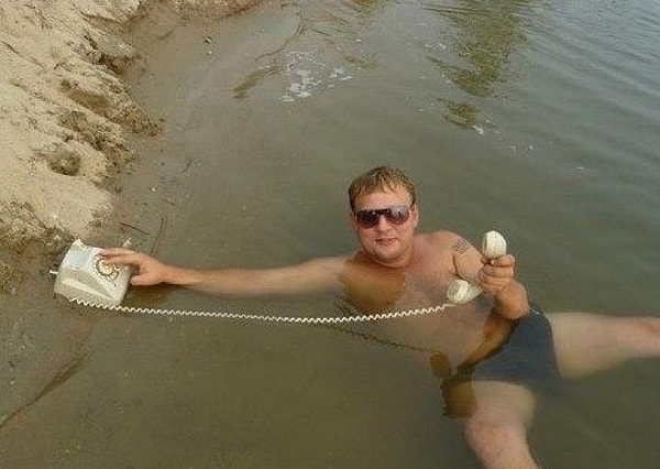 3. - Алё, ресепшн? Можно мне бутылочку Жигулёвского на пляж?