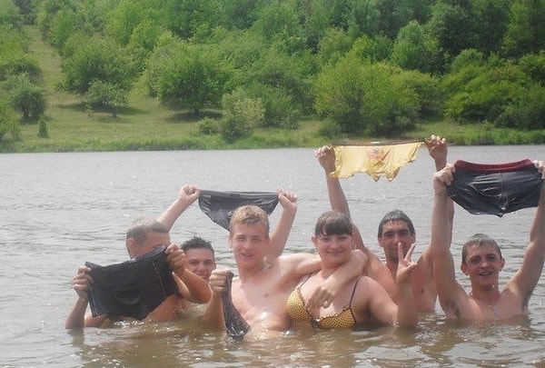 4. Этой даме там нормально в одиночестве?