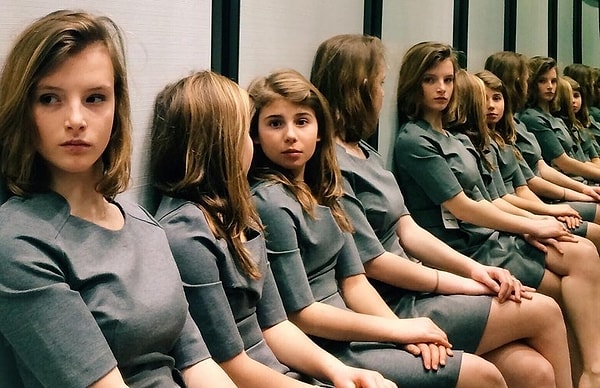 4. Сколько девушек на этом фото?