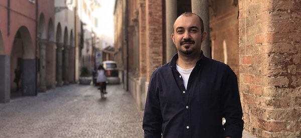 Mimar Sinan Güzel Sanatlar Üniversitesi mezunu olan Gökçen Eke, özellikle futbol konulu karikatürleriyle tanınıyor.