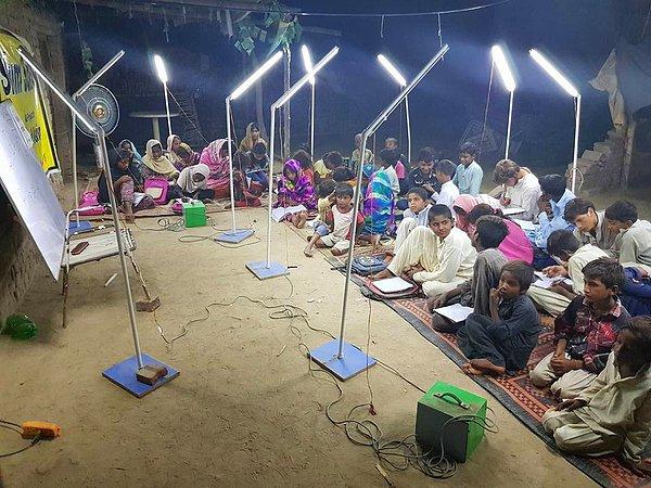 10. Pakistan'da güneş enerjisi ile elde edilen elektrik gece derslerini aydınlatıyor.