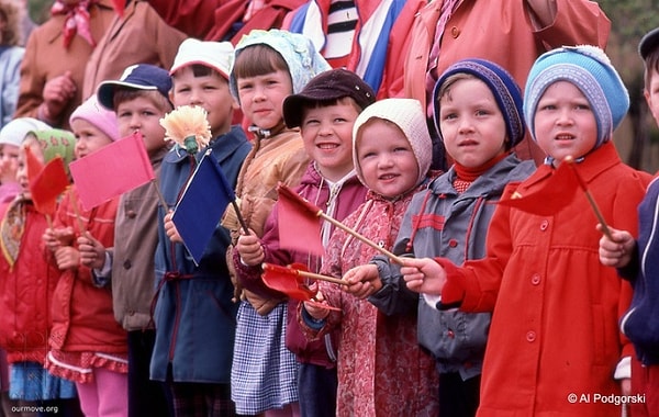 9. Юные участники советско-американского "Похода за мир" от Москвы до Ленинграда (1987 год).