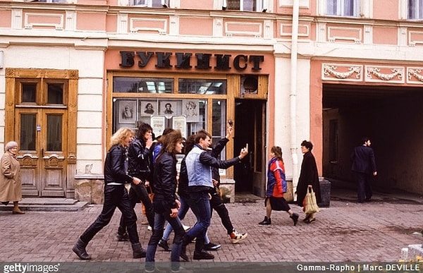17. Панки и рокеры на улицах Москвы (1987 год).