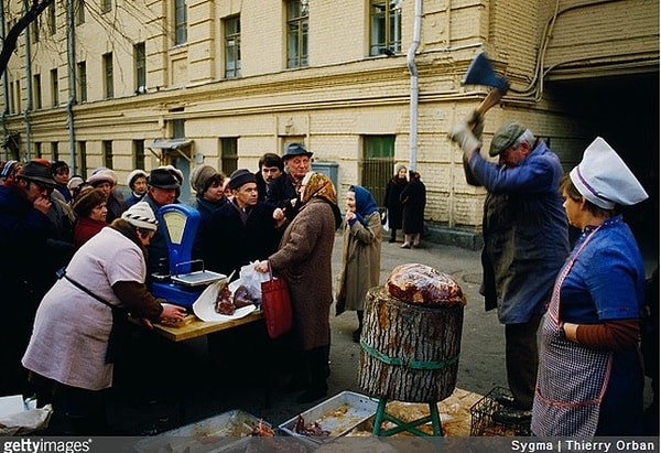 18. Люди выстроились в очередь за мясом в праздник 7 ноября.