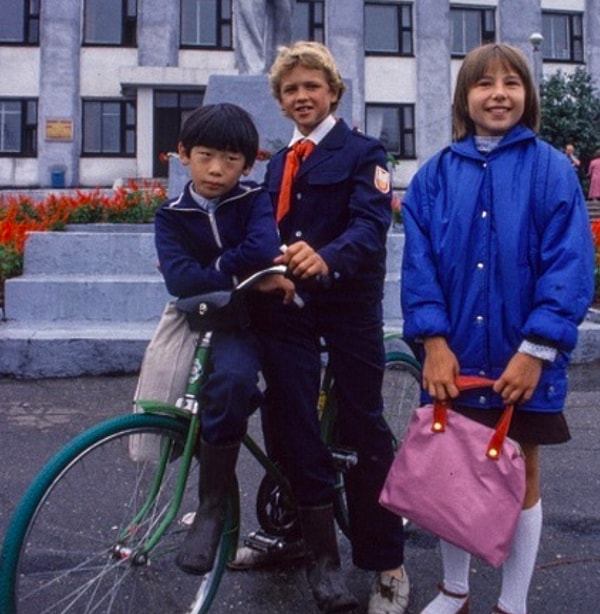 22. А это школьники в Южно-Сахалинске (русский Дальний Восток).