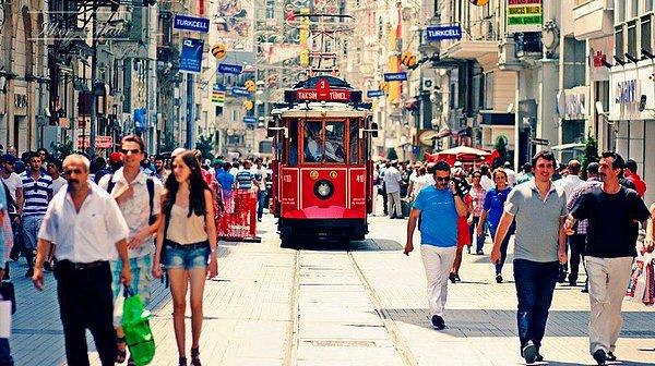 BONUS: Bayramda cadde ve sokaklar bomboş olacak. Bol bol gezin, yürüyüş yapın. Kalabalıktan uzak bir İstanbul'un tadını çıkarın. Herkese iyi bayramlar :)
