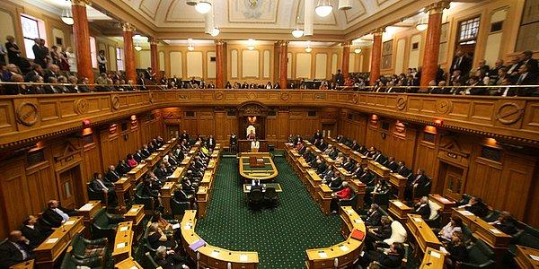 Yeni Zelanda'da milletvekilleri ülkenin bağımsız İstihkak Bürosu'nun tavsiyesi üzerine maaşlarına gelecek ay yüzde 3 zam alacaktı.