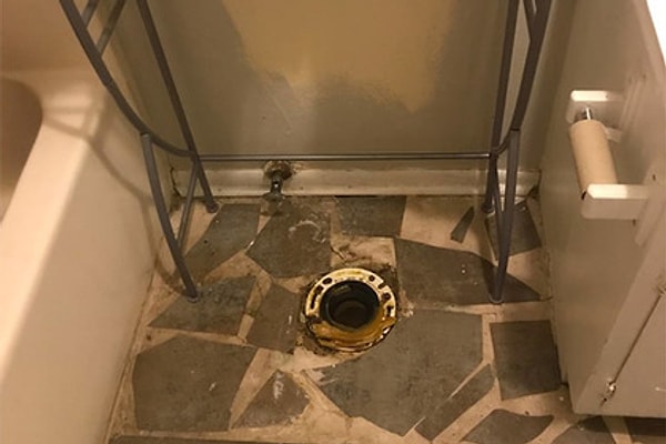 2. Мужчина украл у бывшей девушки унитаз, который он ставил, когда они встречались