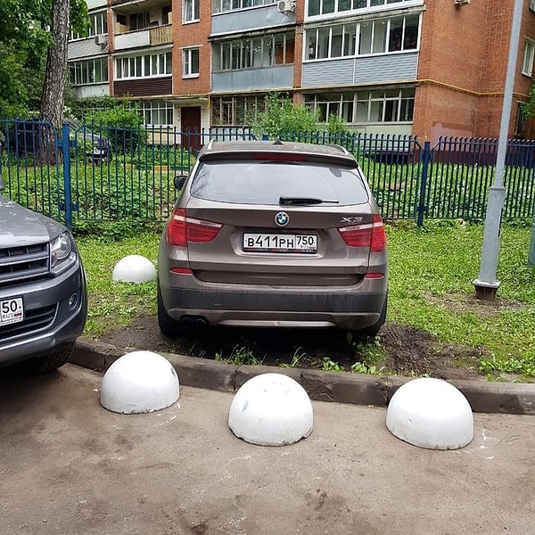 6. Вот как нужно мстить за парковку на газоне