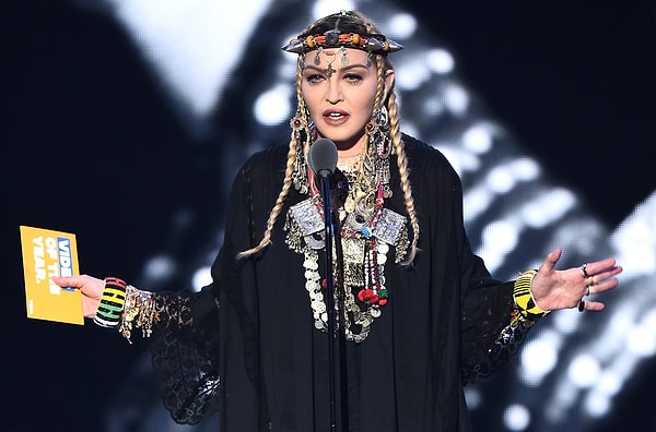 2. Но еще больше всех поразил тот факт, что легендарного музыканта пригласили, чтобы объявить выход хип-хоп исполнителя Post Malone, в то время как честь отдать дань уважения Арете Франклин досталась Мадонне