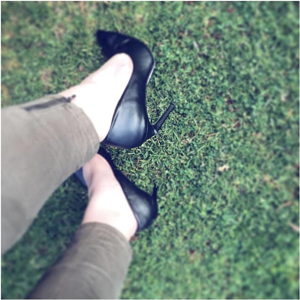 6. Траву для девушек на каблуках уж точно создал дьявол!