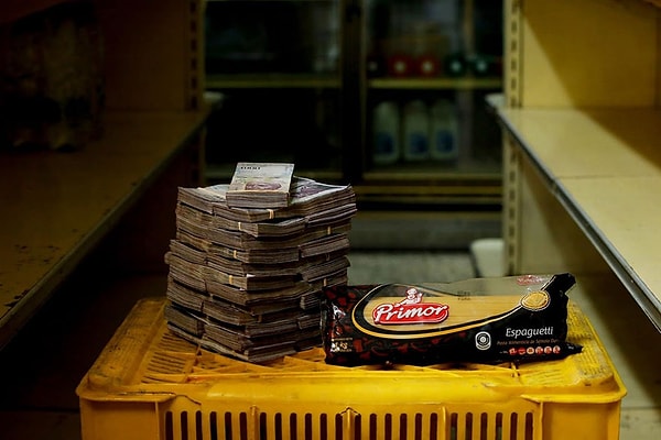 11. Пачка макарон за 2 500 000 боливаров (0,38 USD).