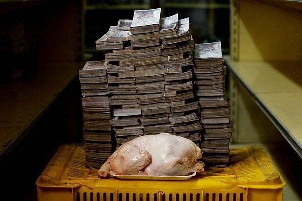 2 kilogram 400 gram ağırlığındaki bir tavuk başkent Caracas'ta 14 milyon 600 bin Bolivar'a satılılıyor.