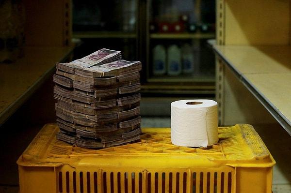 Geçen perşembe günü bir adet tuvalet kağıdı 2 milyon 600 bin Bolivar'a satılıyordu.