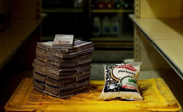 O yiyeceklerden bir paket pirincin fiyatı 2,5 milyon Bolivar.