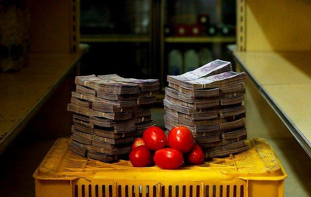 Bir kilo domatesin fiyatı ise 5 milyon Bolivar.