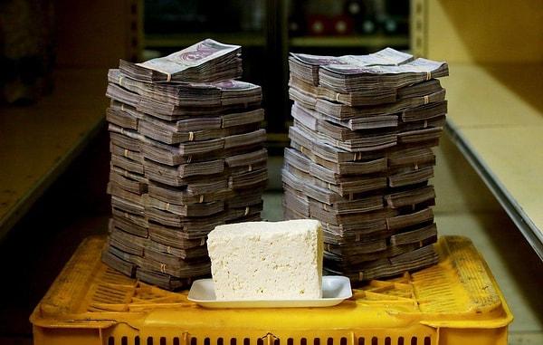 Bir kilogram beyaz peynir, karşılığı olan 7,5 milyon Bolivar ile aynı karede.