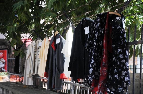 Kent merkezindeki Yalova Anadolu Lisesi'nin bahçesinin önüne gelen bir hayırsever, sabah saatlerinde temizlenmiş ve ütülenmiş yaklaşık 20 kıyafeti askılarıyla birlikte parmaklıklara astı.