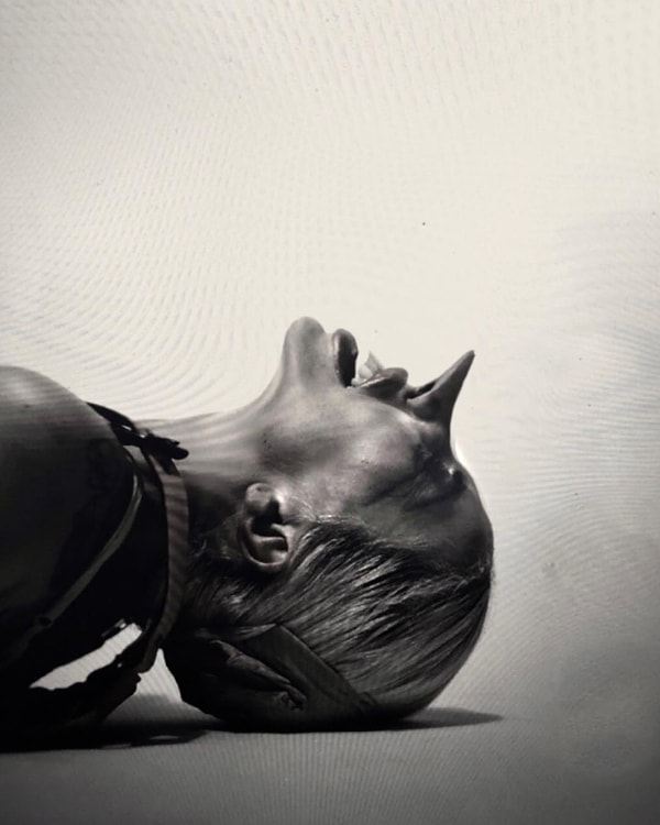 4. Эти снимки, обработанные с помощью довольно экстремального фотошопа, являются результатом специальной фотосессии.