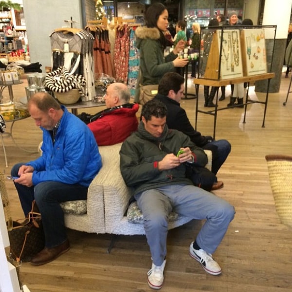 3. Повезло тому, кто занял место на диванчике)