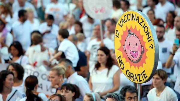 6. Власти Европы уже не знают, как остановить распространение кори. В Италии, к примеру, в 2017 году хотели выпустить закон, обязывающий родителей прививать детей.