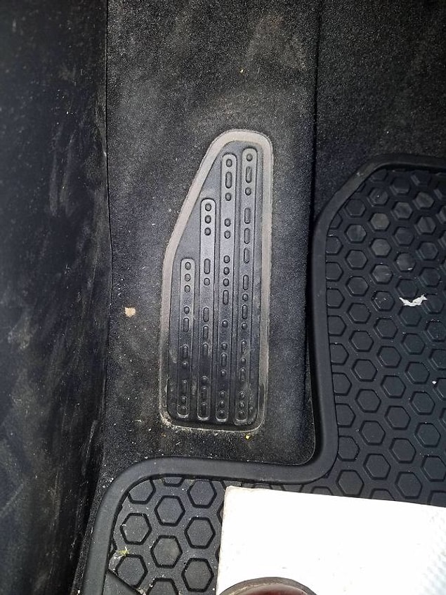 5. "Yeni Jeep'imdeki ayak koyma yerinde Mors alfabesiyle 'kum kar nehirler kayalar' yazıyor."
