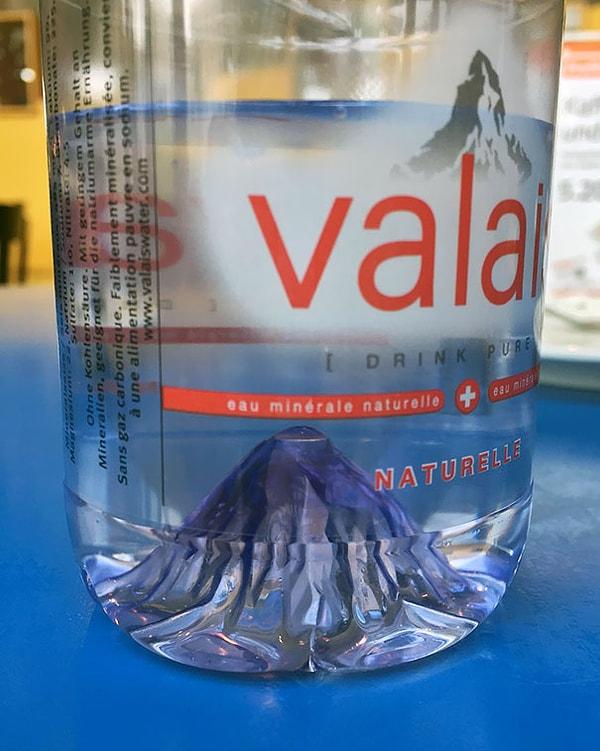 8. Bu İsviçreli su markasının ürettiği şişelerin tabanında markanın logosu olan dağın şekli var.