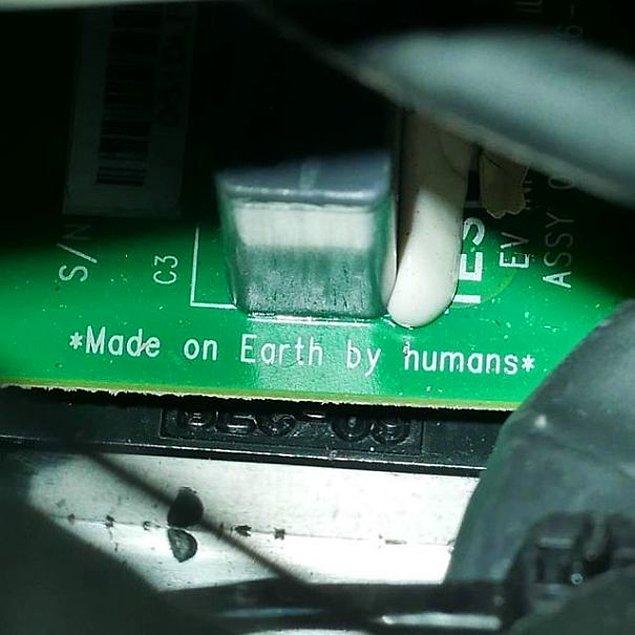 16. "Uzayın derinliklerinde bir keşif arabasının devre kartında bu yazıyor."