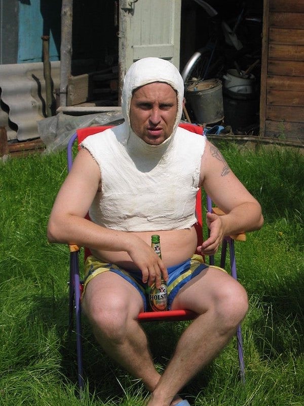 1. Суровый парень в гипсе...