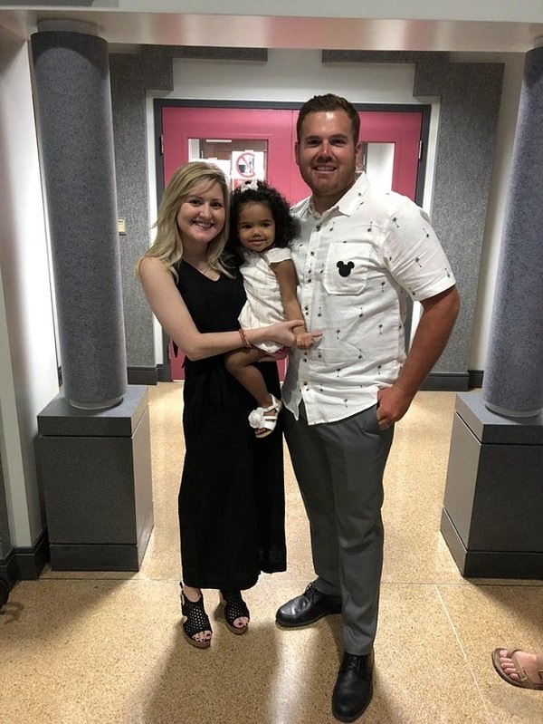 3. Семья, наконец, удочерившая эту девочку после 590 дней сложного процесса усыновления.