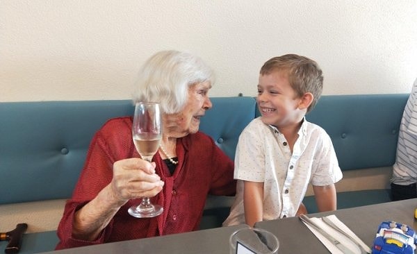 10. Бабушка, которая празднует свой 102-й день рождения с 4-летним правнуком.