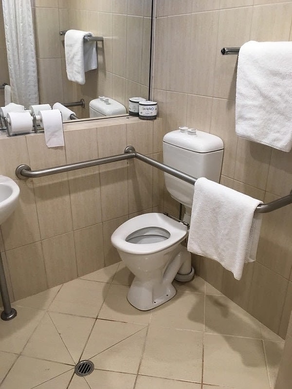 11. Трубы так и кричат о том, что ваш поход в туалет никогда не будет скучным!